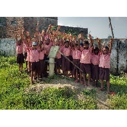 हैंडपंप मरम्मत की मांग के समर्थन में बच्चों ने किया प्रदर्शन