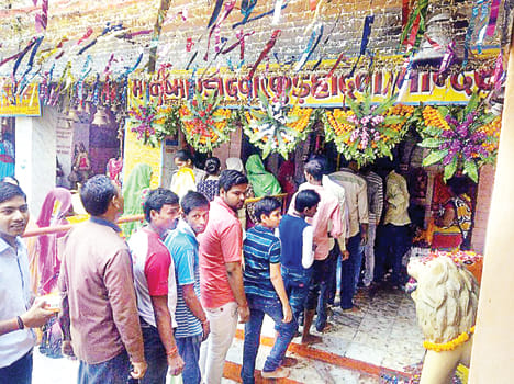 Goddess Mata Darshan performed by devotees in the rainy season