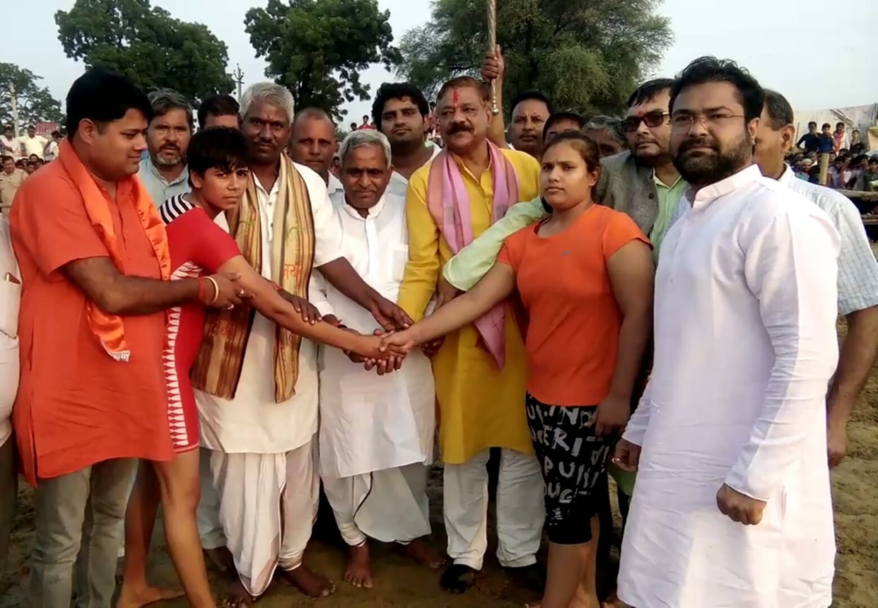पहलवानों ने दीनदयाल धाम में दिखाए कुश्ती के दांवपेच