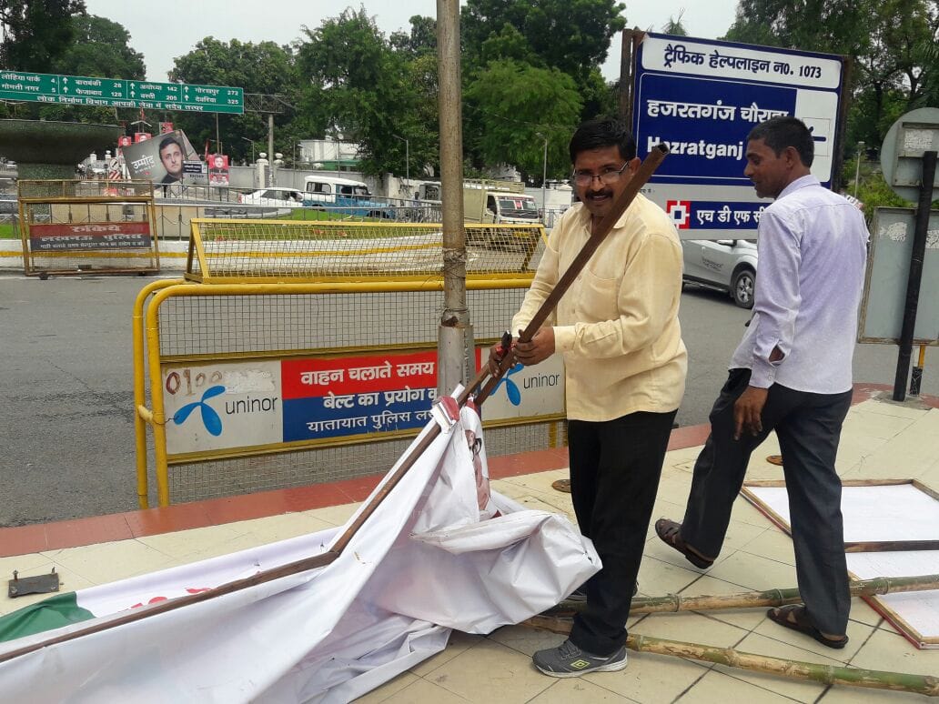 removal of samajwadi posters and banners from city lucknow