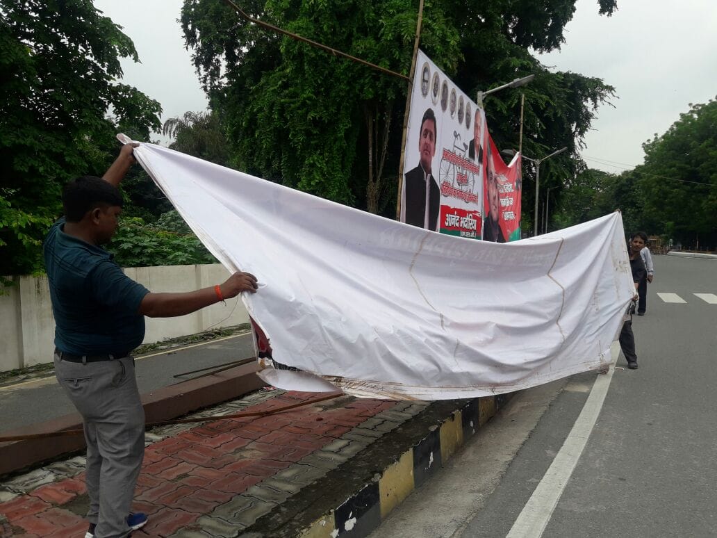 removal of samajwadi posters and banners from city lucknow