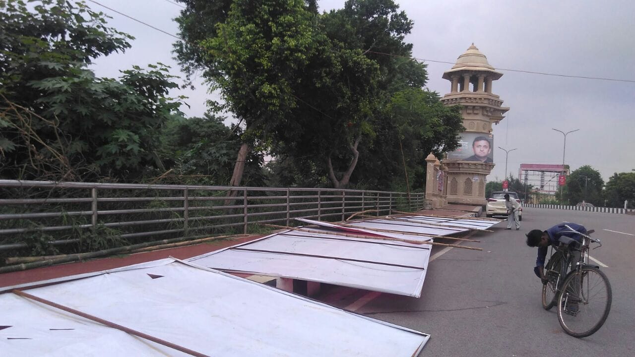 removal of samajwadi posters and banners from city lucknow