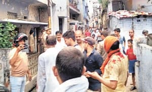 Heavy fire, stone-firing on house occupation