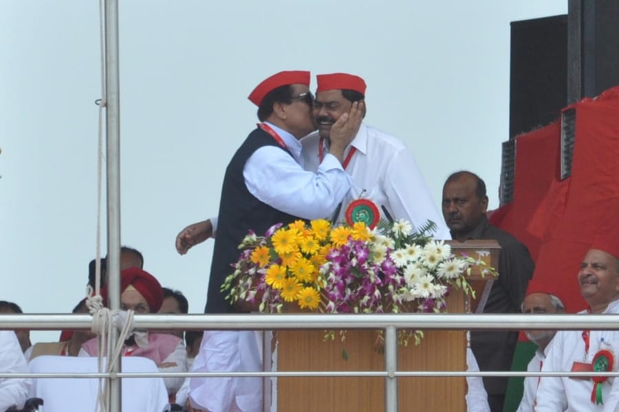 azam khan kissed indrajeet saroj in SP summit.