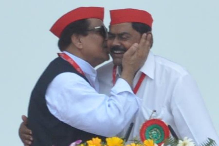 azam khan kissed indrajeet saroj in SP summit.