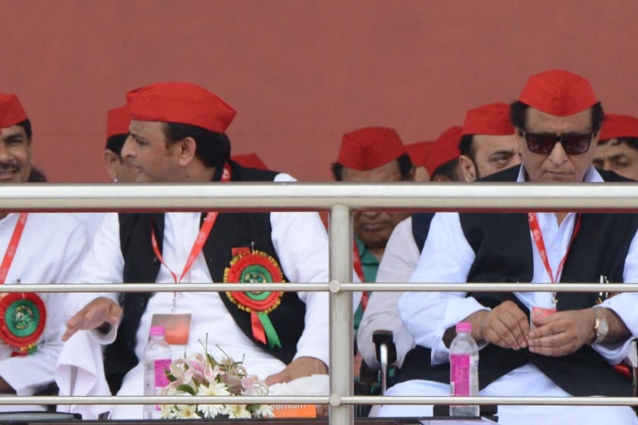 azam khan kissed indrajeet saroj in SP summit.