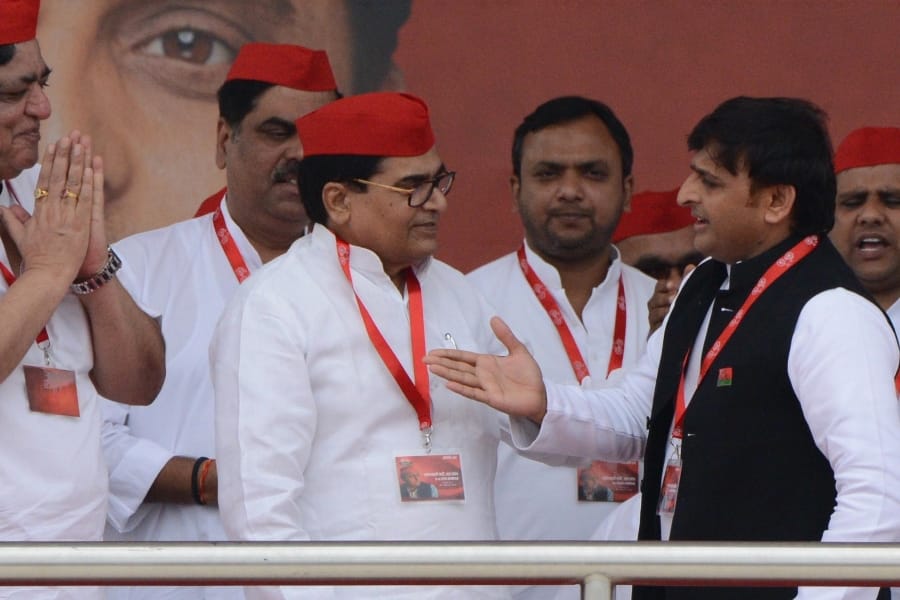 azam khan kissed indrajeet saroj in SP summit.