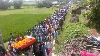 funeral of martyr soldier with guard of honour in ballia
