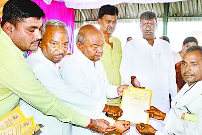 BJP MP warns DM of sitapur.