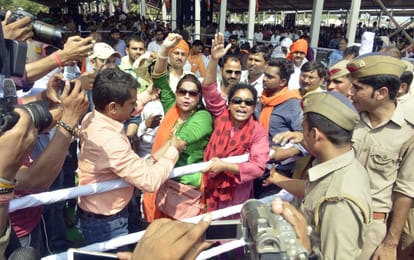 prime minister modi rally protest by shikshamitra