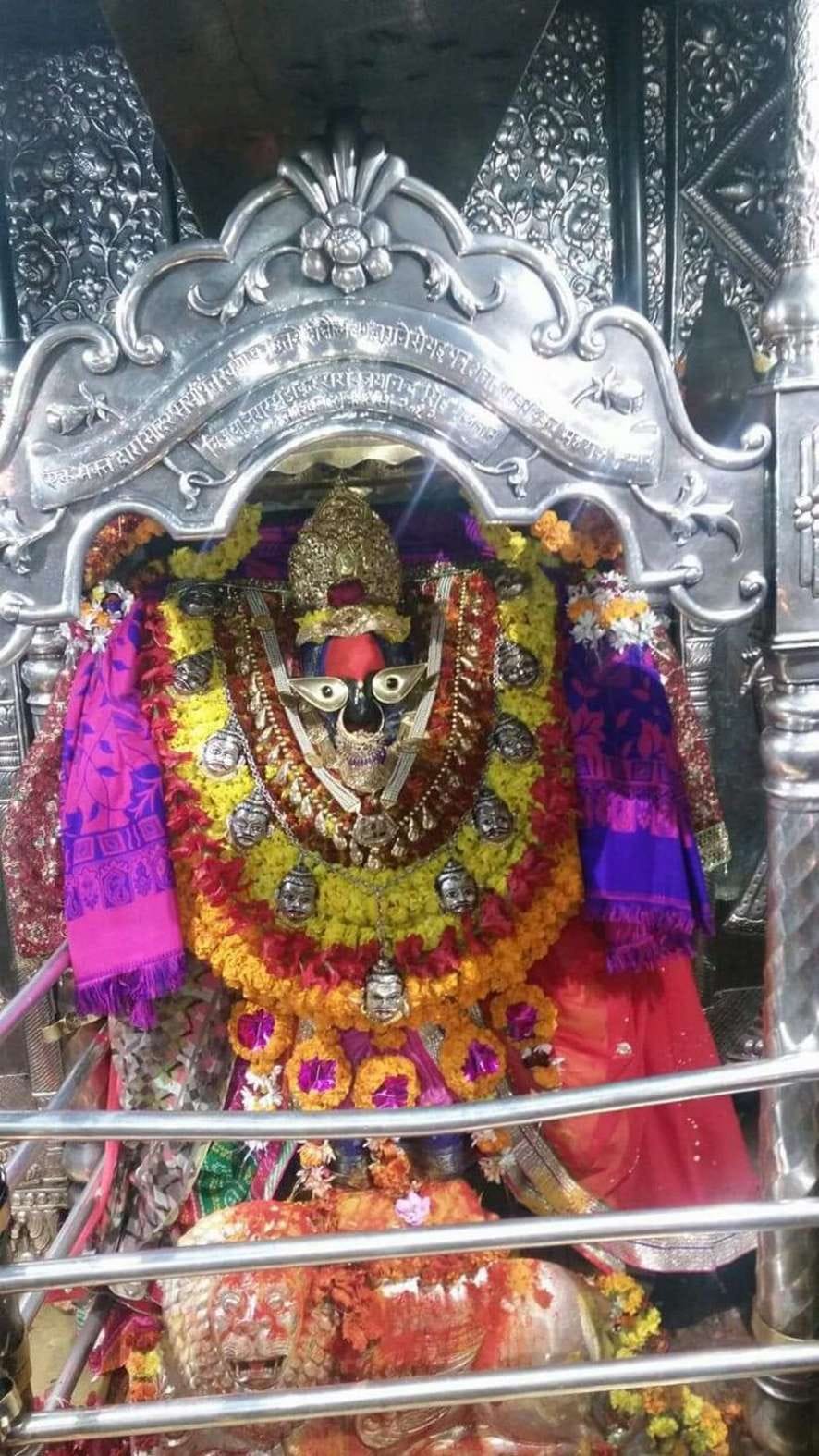 The devotee looking at the make-up of Kamalnayani