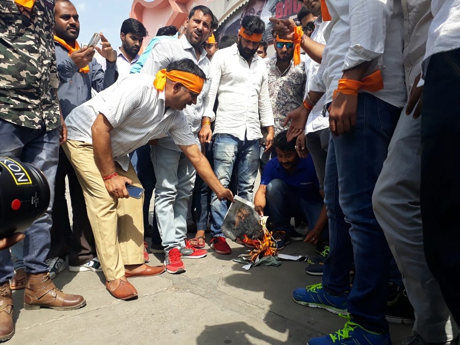 Karani sena burnt Padmavati posters