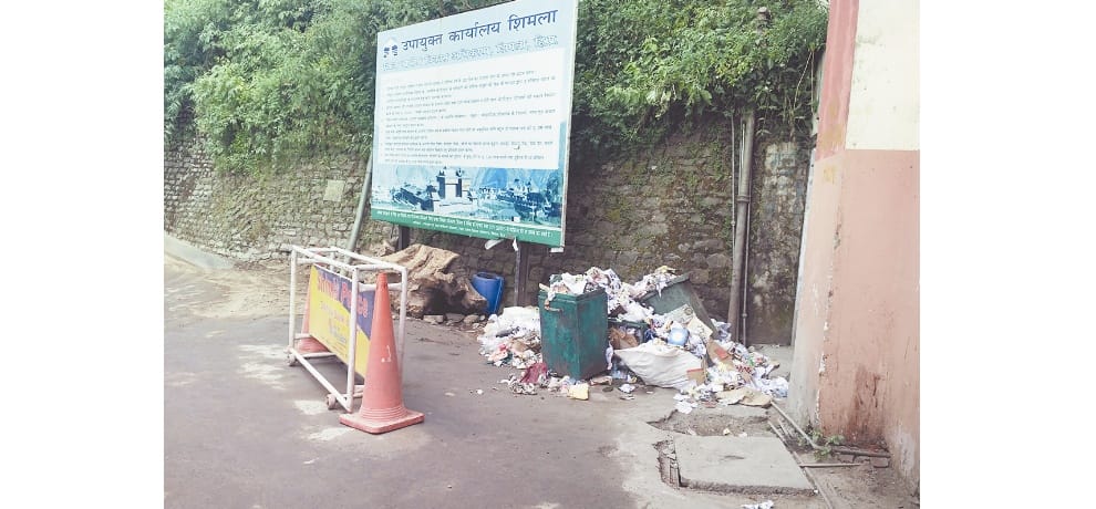 सफाई कर्मी गायब, आधे शहर से नहीं उठा कूड़ा