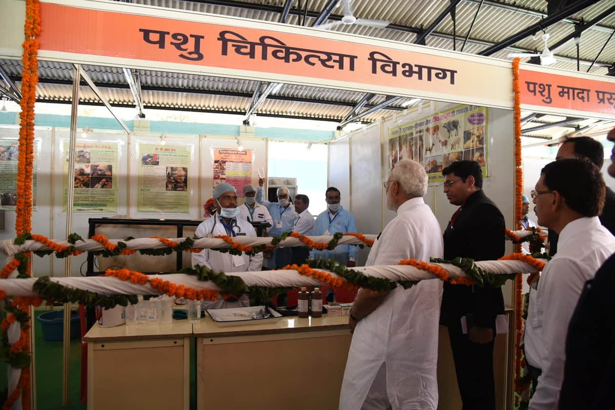 Varanasi: PM Modi lays foundation for toilet under Swachh Bharat Abhiyan in Shahanshahpur