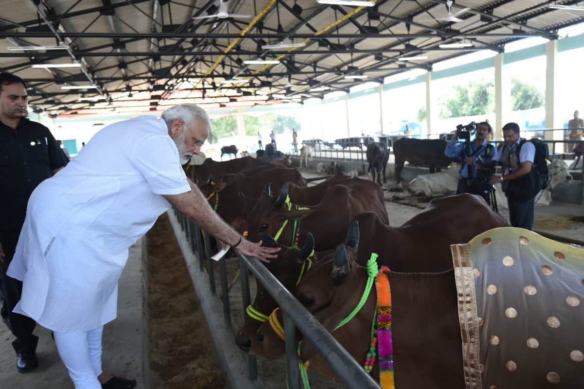 Varanasi: PM Modi lays foundation for toilet under Swachh Bharat Abhiyan in Shahanshahpur