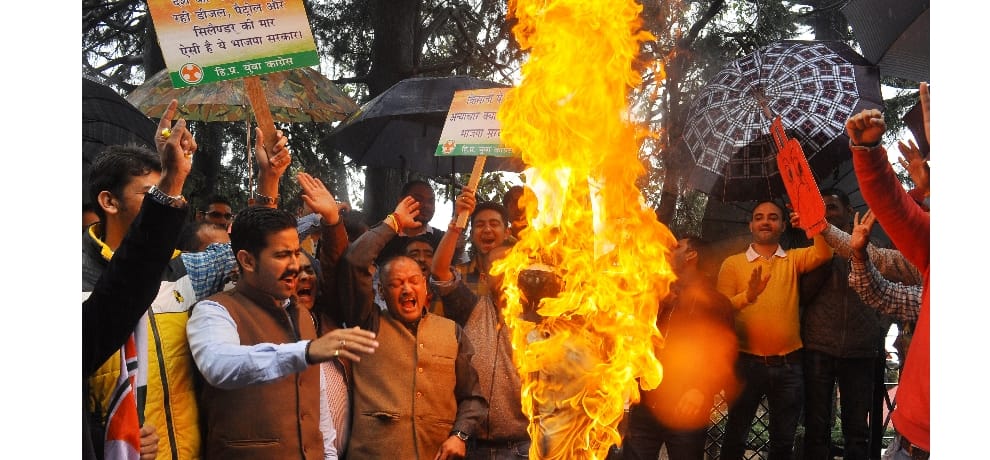 युवा कांग्रेसियों ने शाह का पुतला जलाया