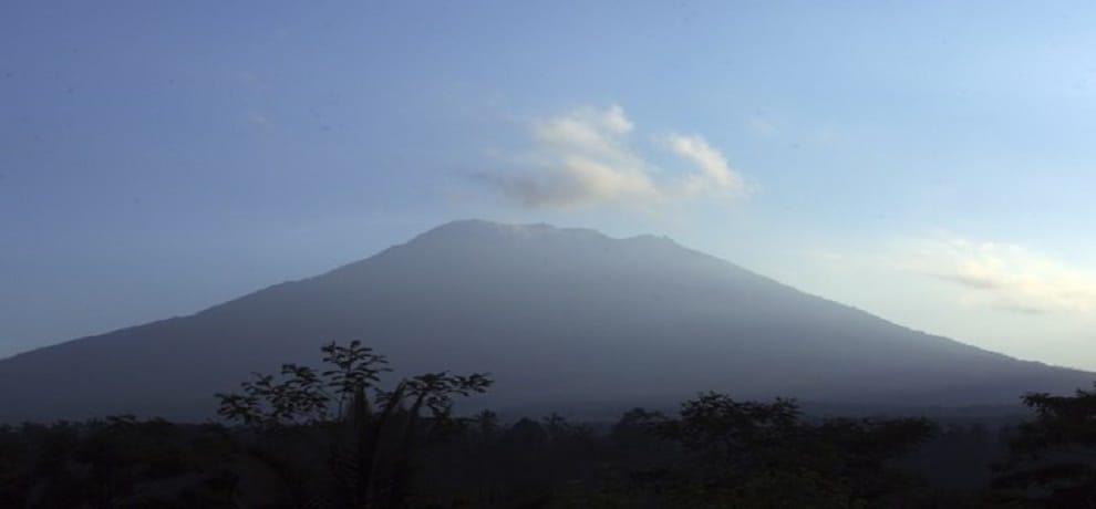 Mount Agung volcano active in Indonesia, 10 thousands people have left their homes 
