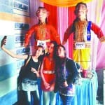  शुम्भ-निशुम्भ के पुतलों के साथ सेल्फी लेते बच्चे। 