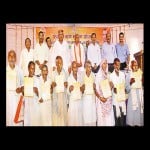 बबेरू में कर्जमाफी के प्रमाणपत्र दिखाते किसान।