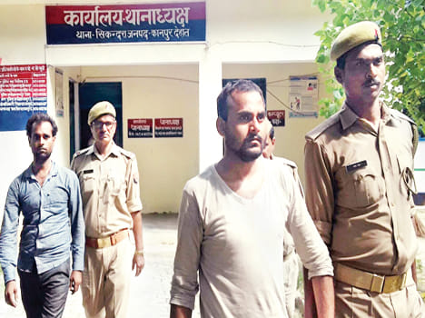 ran after looting truck driver, three were arrested 