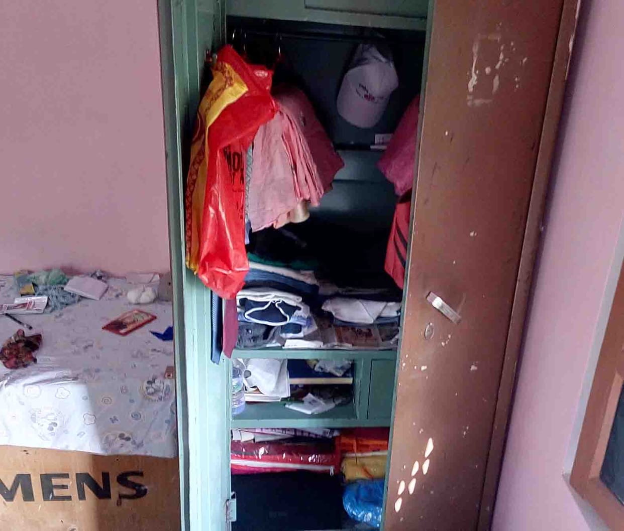 चार घरों में ताले तोड़े, दो बाइकें उड़ाईं