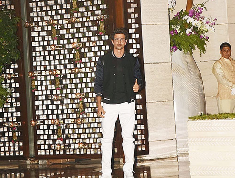 Among other bollywood stars Kareena Kapoor looks stunning in Mukesh Ambani dinner party