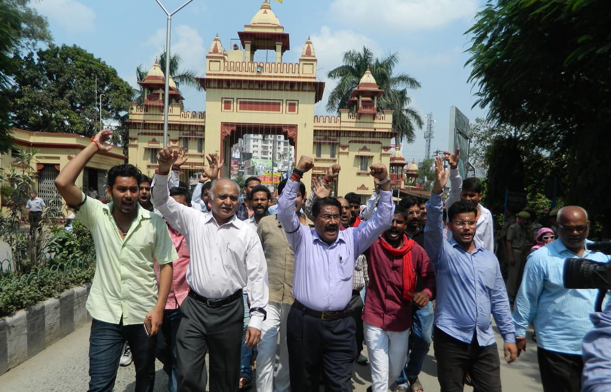 BHU teachers and officers protest with black band