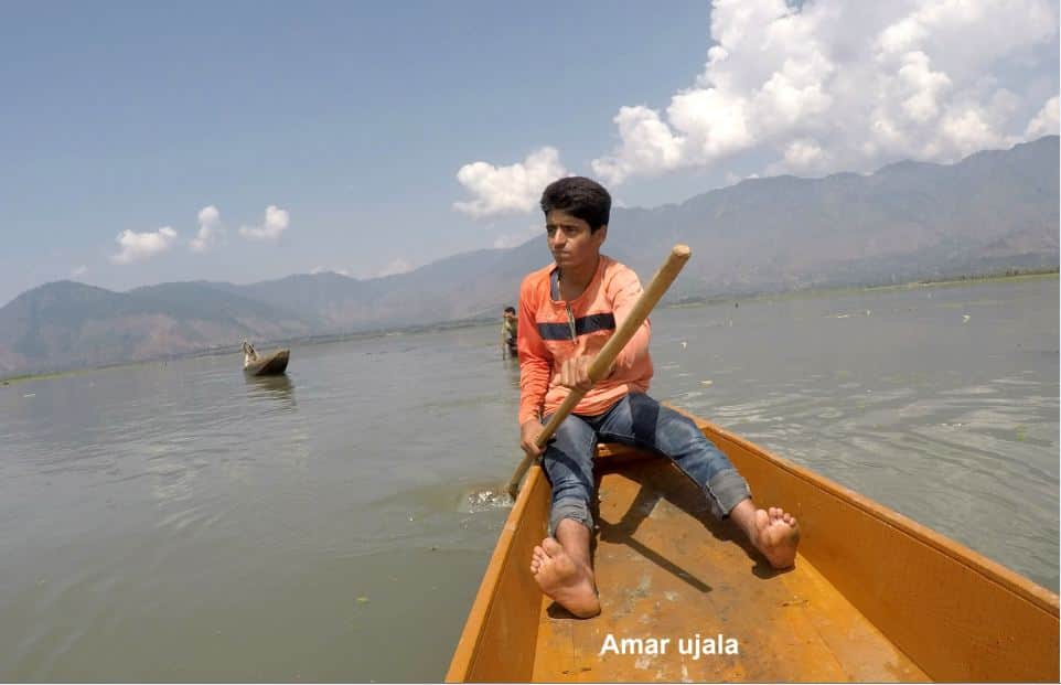  18-year-old Bilal dar for living clean dal lake and put garbage 