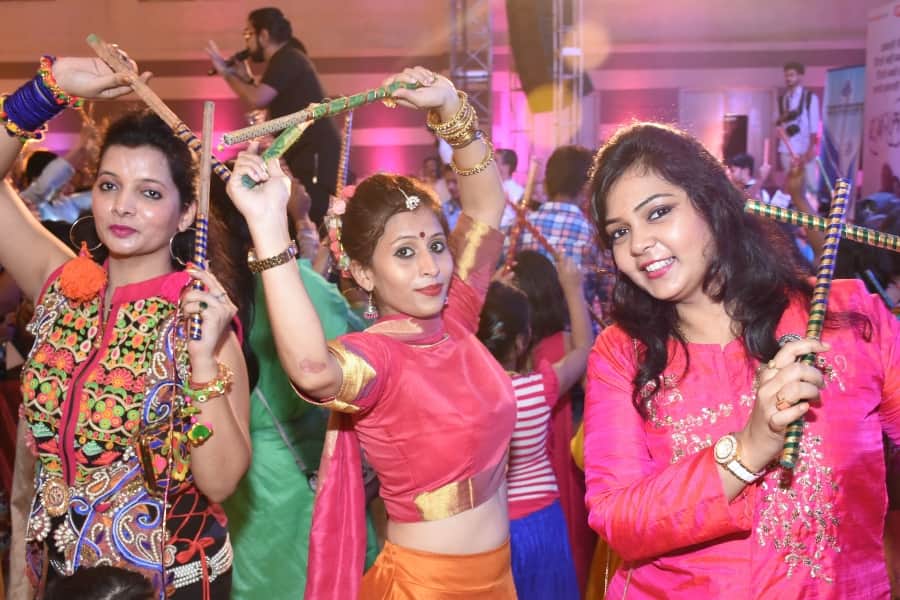 Durga Puja 2022: What is Difference between Dandiya and Garba Know Why is Dandiya Played during Navratri