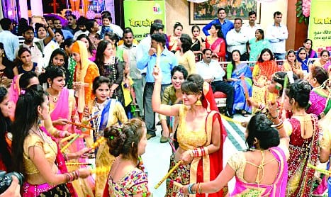  Amar Ujala Mahad Dandiya youth, women and children have plenty of color