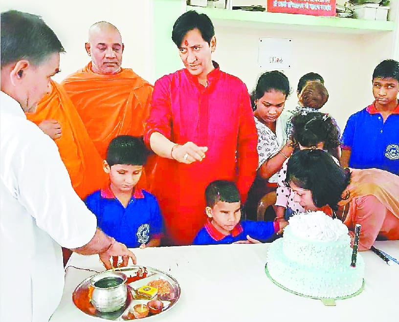 DM deepak rawat celebrate his birthday with blind childrens in haridwar