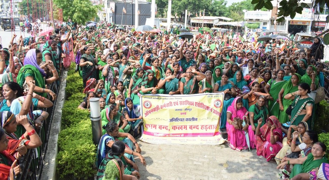आंगनबाड़ियों ने जुलूस निकाल कर किया विरोध प्रदर्शन