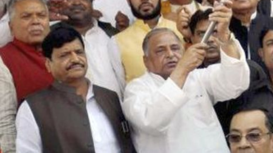 mulayam and shivpal supporters layoff 