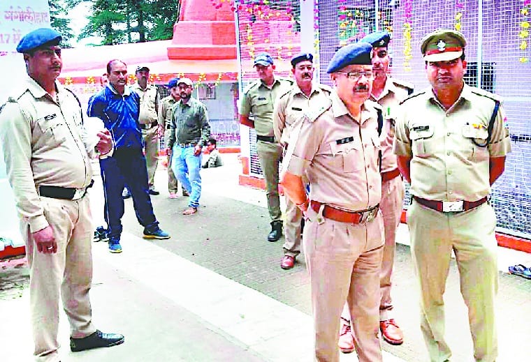 Thieves run into haat kalika temple