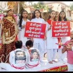 पाखंडियों के विनाश की प्रार्थना देवी मां से करते लोग
