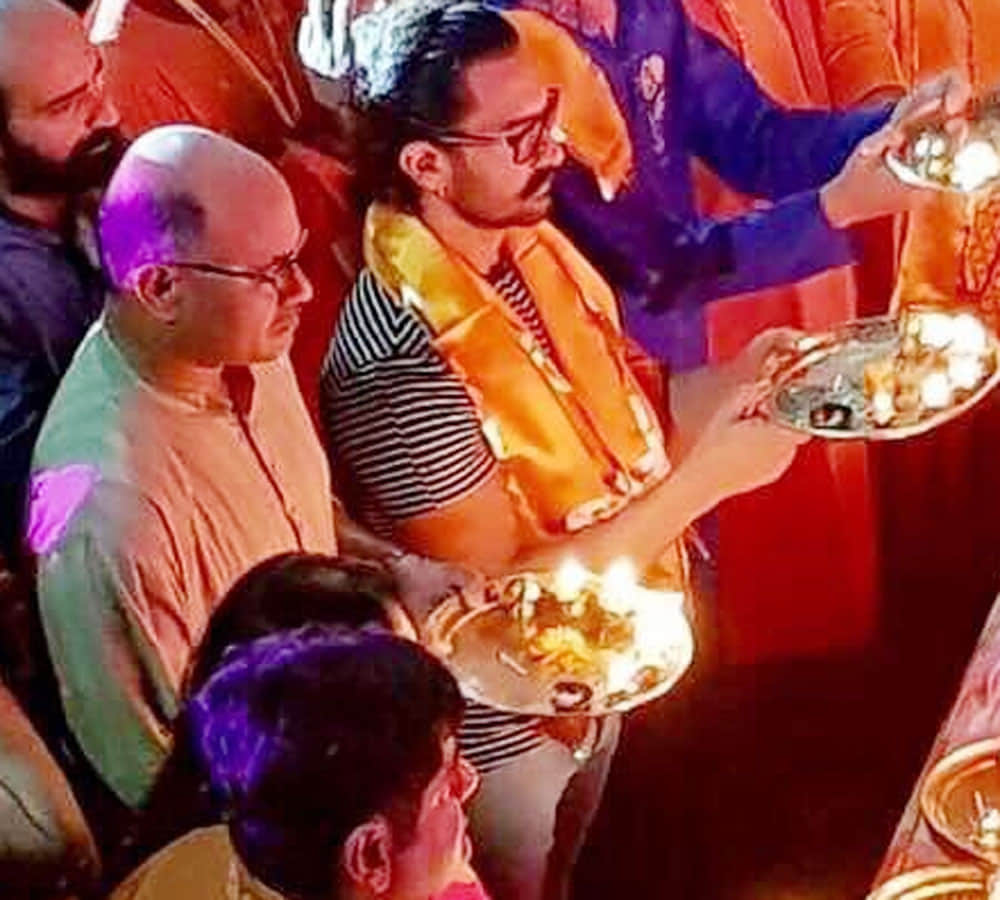 Aamir Khan celebrates his first garba in Vadodara and maa durga aarti