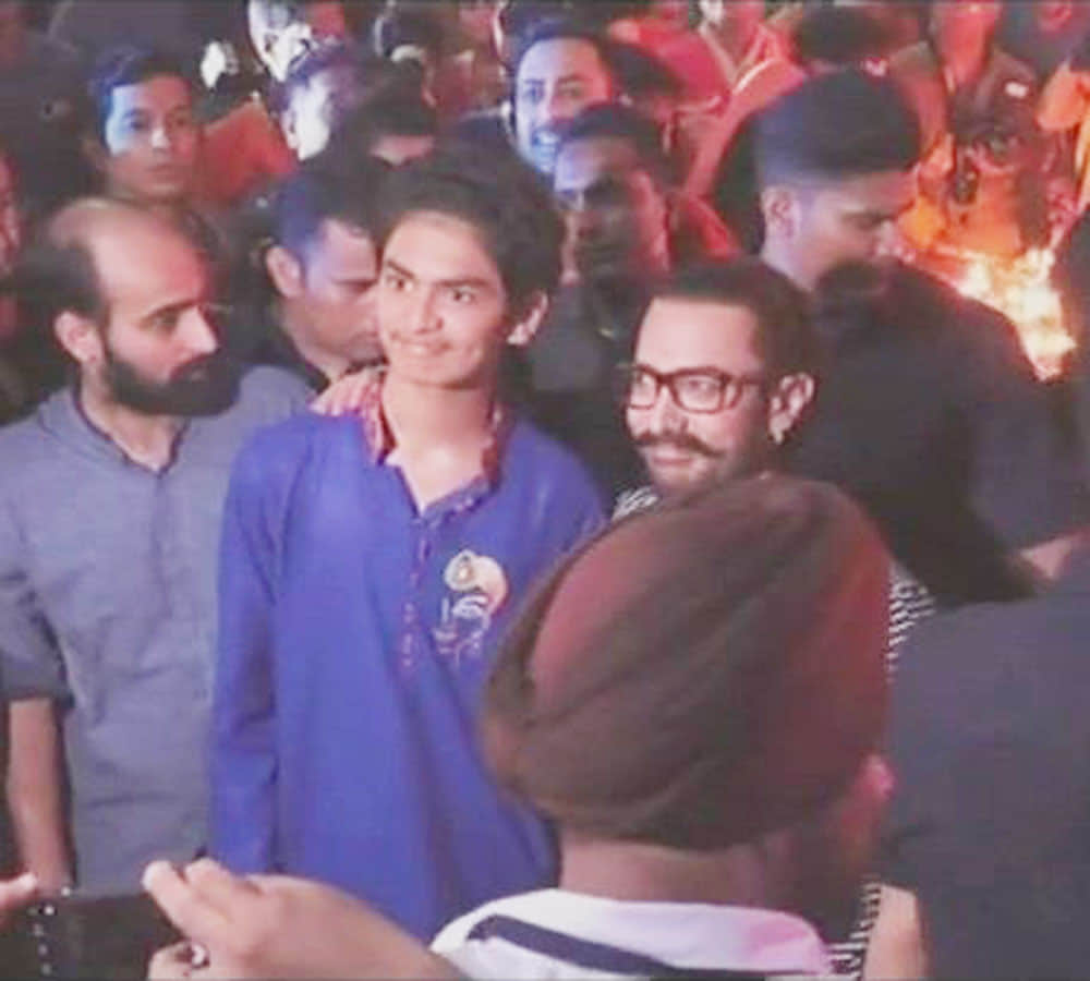 Aamir Khan celebrates his first garba in Vadodara and maa durga aarti