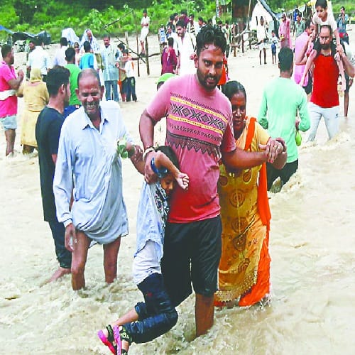 The lives of the devotees put their lives at risk, see photos