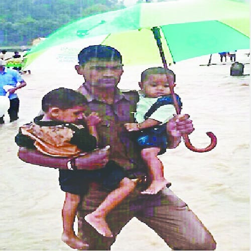 The lives of the devotees put their lives at risk, see photos