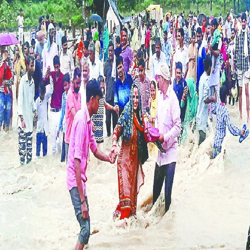 The lives of the devotees put their lives at risk, see photos