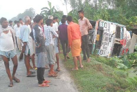 तालाब में पलटा ट्रक, ड्राइवर-क्लीनर जख्मी