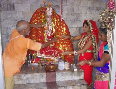मां वैष्णो दरबार में बच्चों ने की मां की आराधना