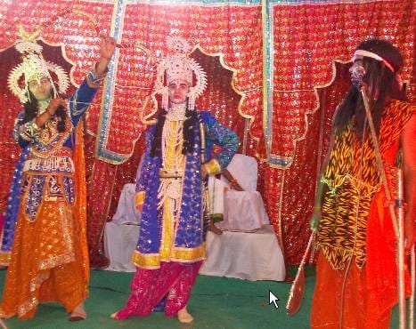 मां सीता ने श्रीराम को पहनाई वरमाला, बरसे फूल