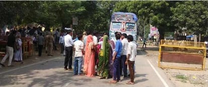 ruckus in etah after death of girl student in accident