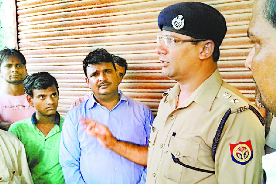 theft in 12 shops in raebareli.
