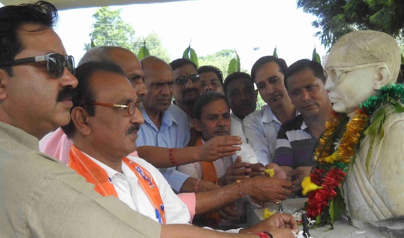 fruits distributed among the patients on deendayal jayanti