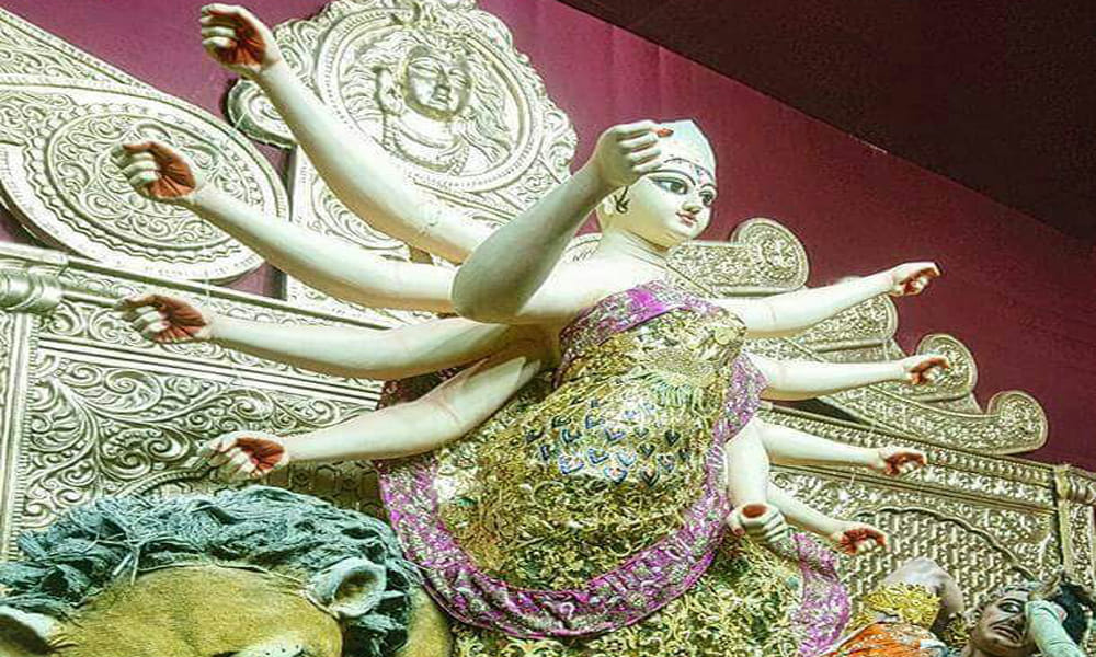 navratri 2017 maa durga wear golden saree in london themed kolkata pandal of santosh mitra square