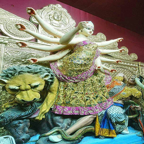 navratri 2017 maa durga wear golden saree in london themed kolkata pandal of santosh mitra square