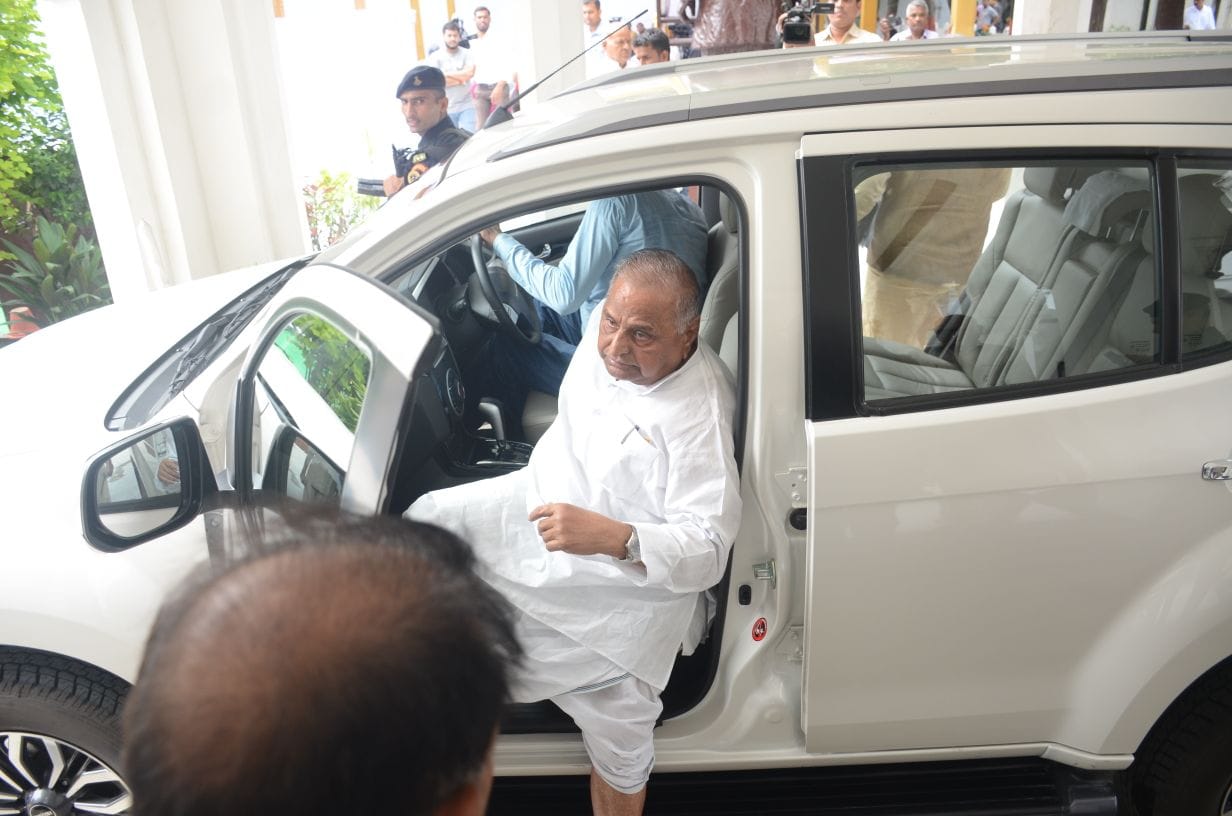 Mulayam Singh Yadav was bitten by mosquitoes in the car, many officers were suspended