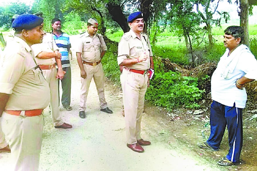 A boy's and a girl's deadbody found hanging from a tree in barabanki.